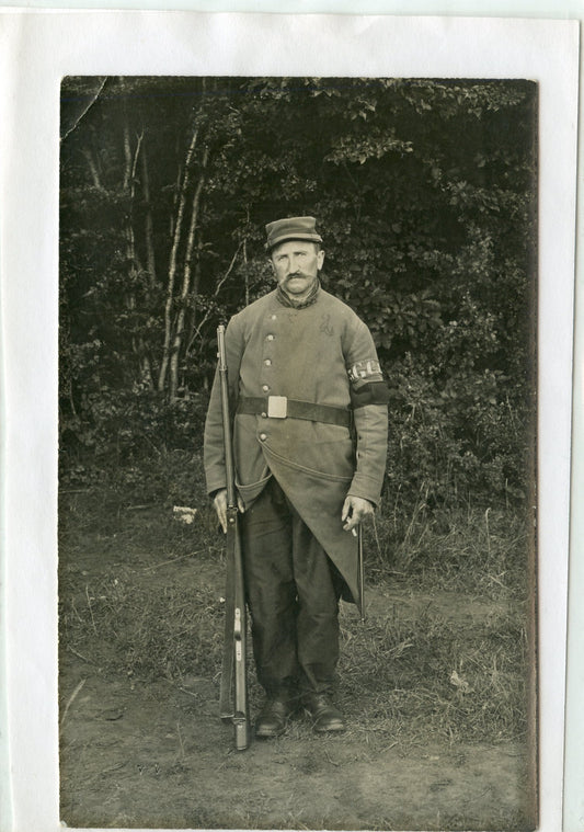 carte photo d'un territorial des gardes voies équipé du fusil gras , brassard 1914-18