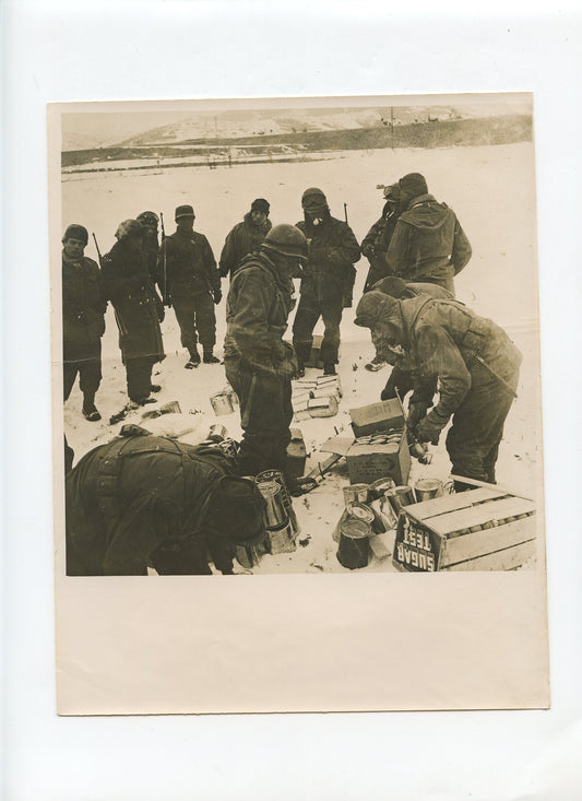 grande photo ravitaillement des soldats du bataillon français de Corée années 50 24x18 cm