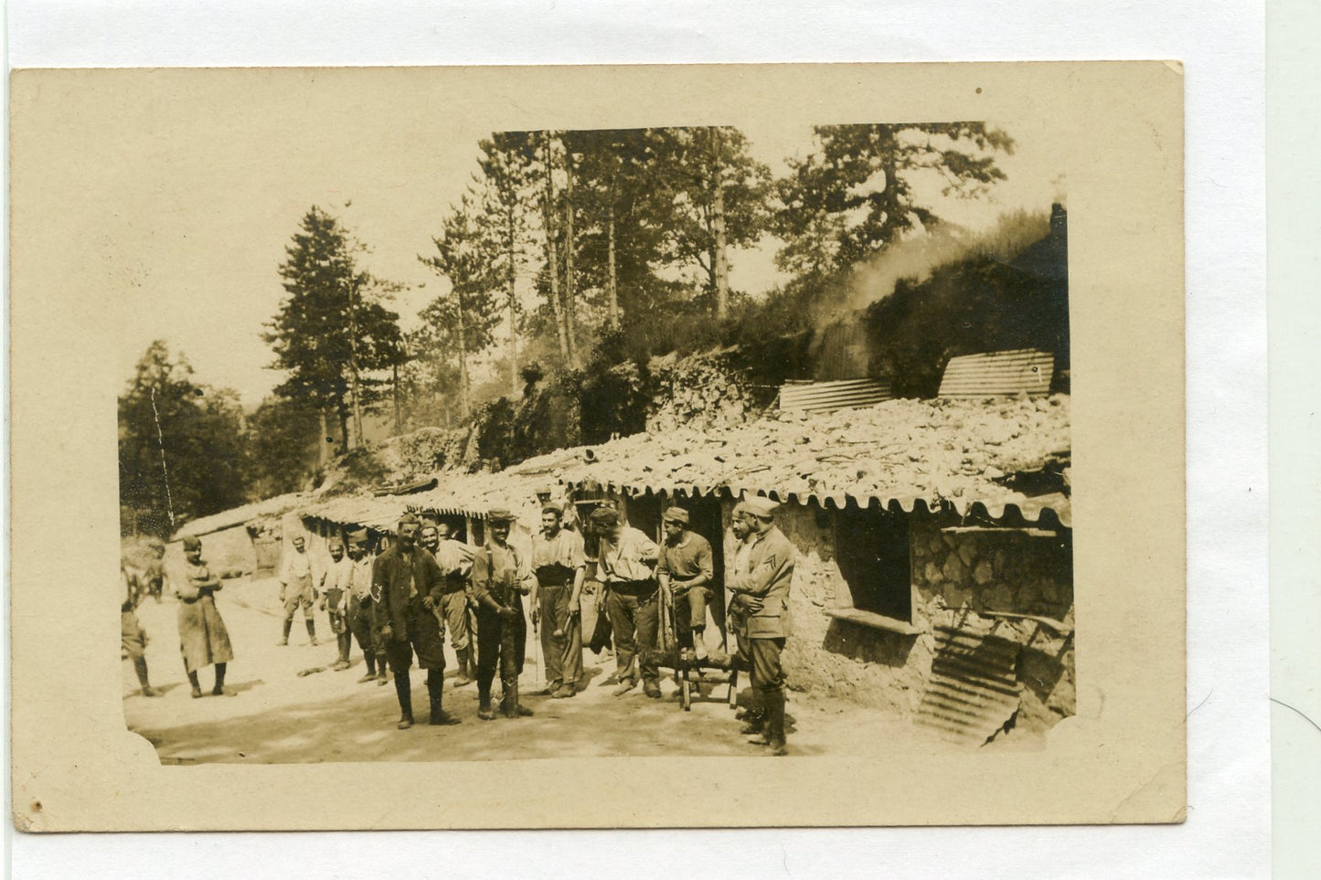 carte photo poilus devant un abri aout 1916