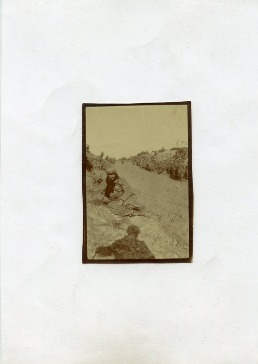 petite photo de poilus faisant une pause le long d'une route 1914-1918