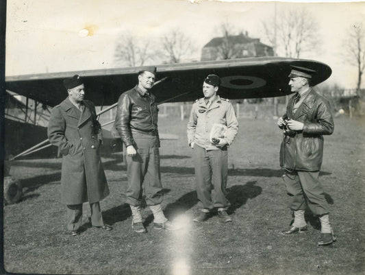 photo officiers d'aviation et d'artillerie observateurs devant Piper club mars 1945 16x12 cm