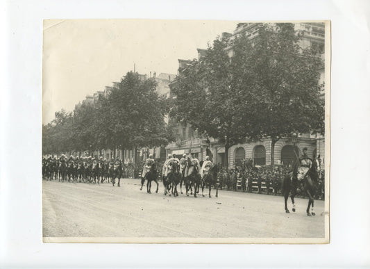 2 grandes photos défilé des 5° spahis marocains et 7° spahis algériens 1946