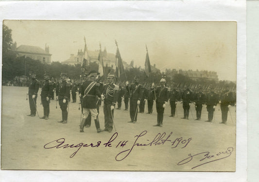 carte photo remise de décorations à Angers le 14 juillet 1909