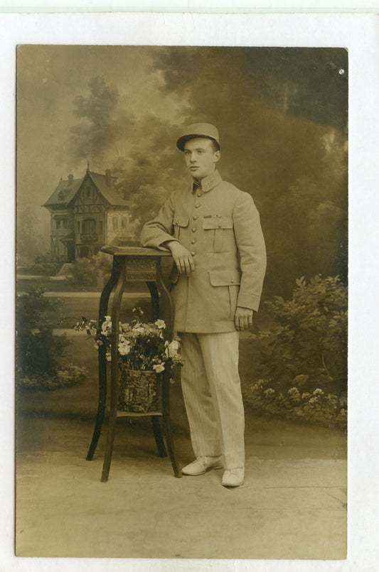 carte photo d'un officier médecin décoré avec pantalon de toile rayé !