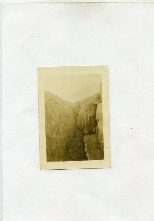 photo d'un poilu en train de tirer sur les Boches dans une tranchée 1914-18 7x5 cm