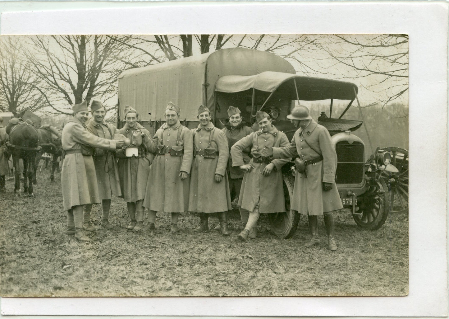 cartes photos soldats du 8° régiment devant camion années 20