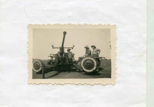 photo d'un canon Bofors de 40mm antiaérien au dos Dakar 1948 1