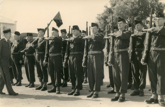 2 grandes photos prise d'armes en Algérie artillerie antiaérienne avec fanion 18x12 cm