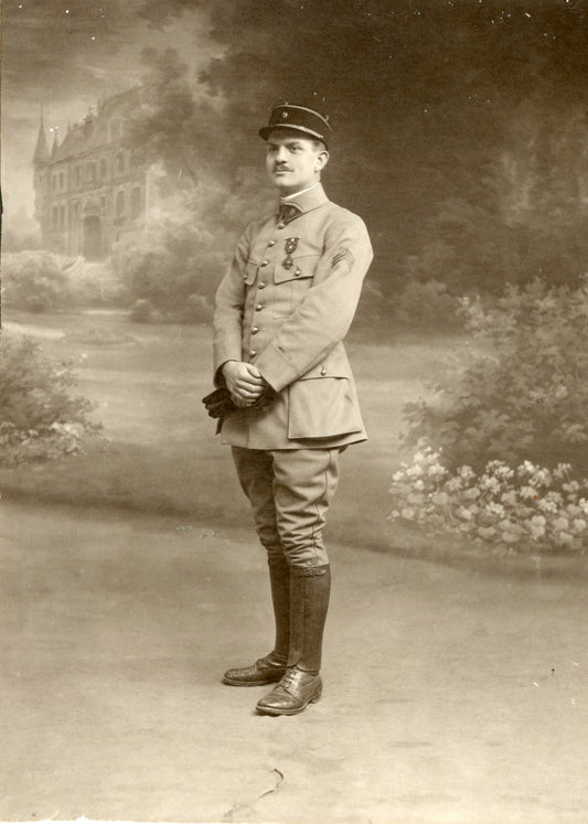 photo cartonnée d'un officier du 9° d'artillerie 4 citations sur sa croix de guerre 14-18 14,5 x 10,5 cm