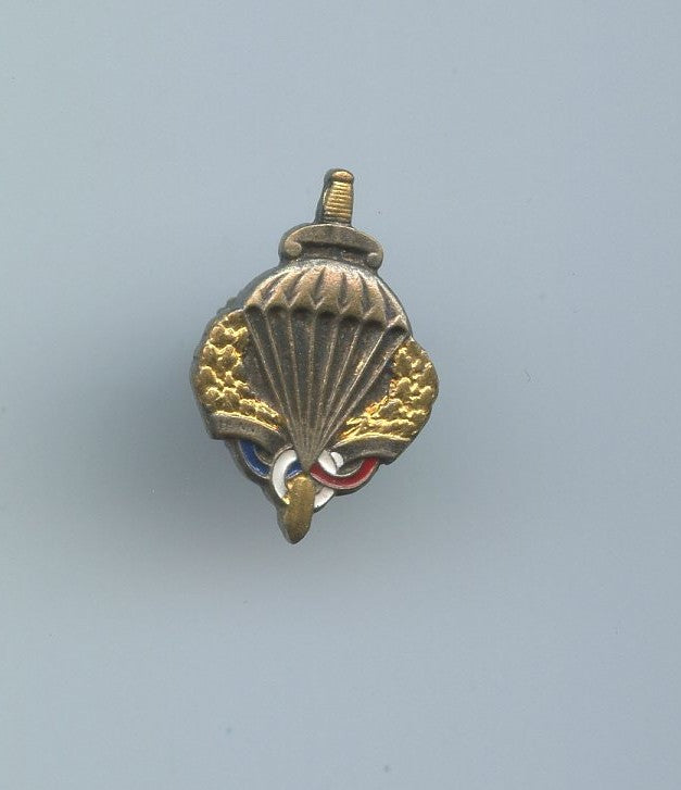 insigne de boutonnière préparation militaire parachutiste modèle ancien