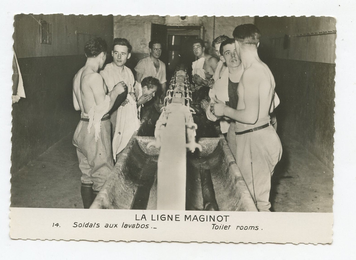 carte postale ligne Maginot soldats aux lavabos  15 x 10,5 cm