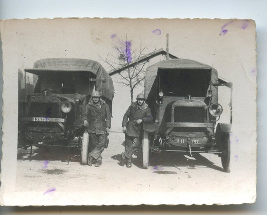 photo de deux camions français 1939-40