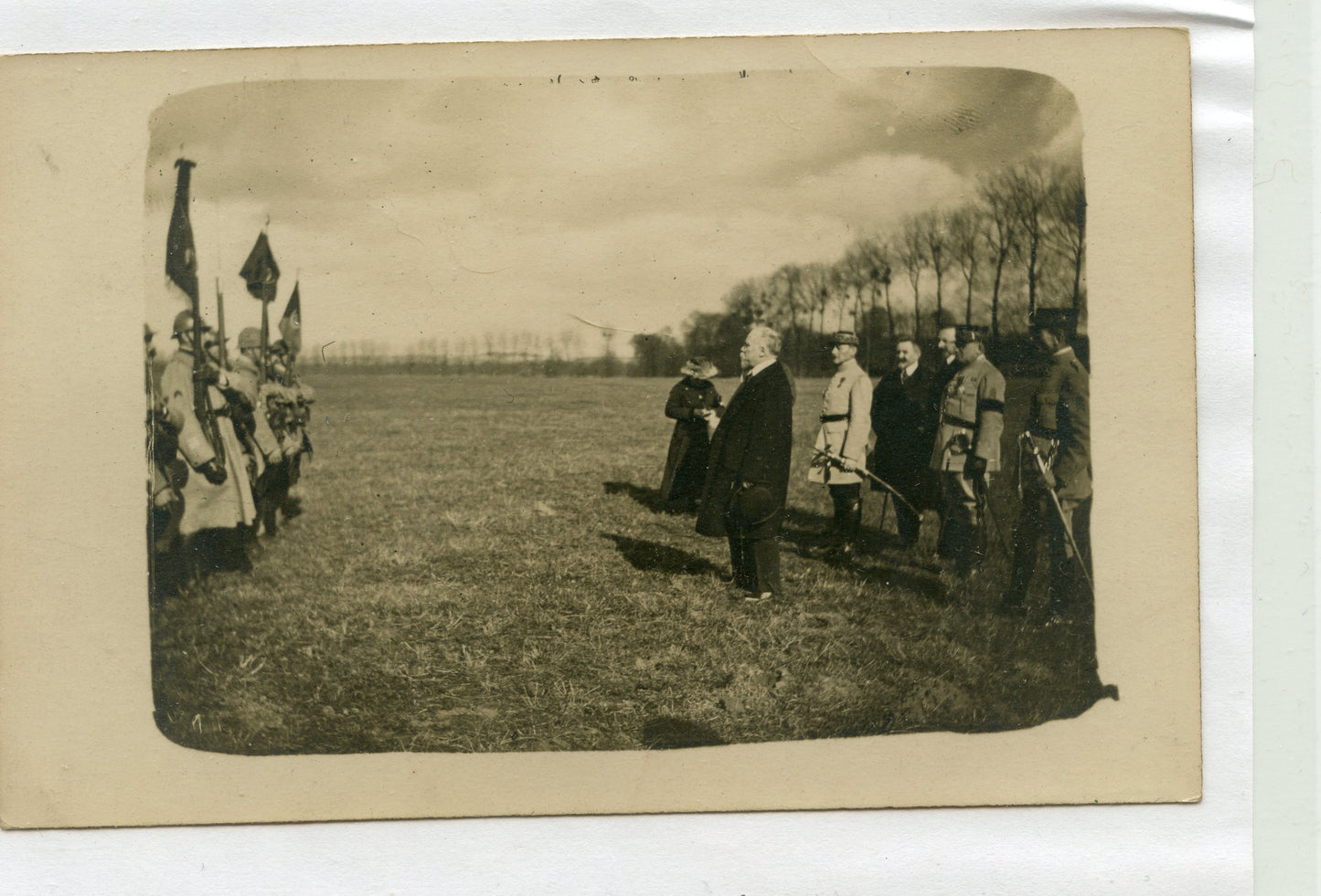 carte photo du présidant Poincaré décorant le fanion du 11° bataillon de chasseurs alpins 1919