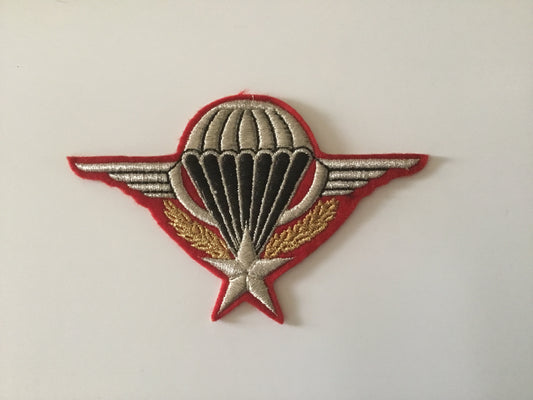 Actuel : gros insigne brevet de parachutiste fond rouge 16 x 11 cm