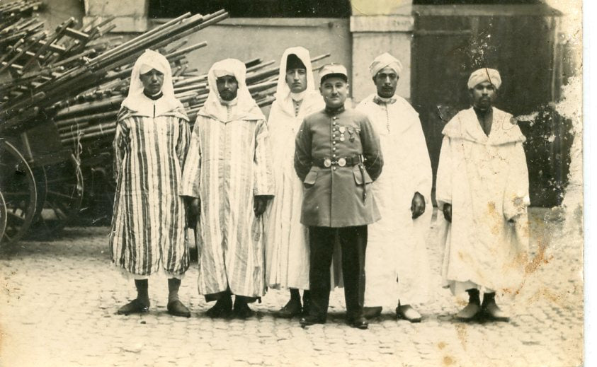 années 20 : carte photo d'un cadre des tirailleurs avec des indigènes