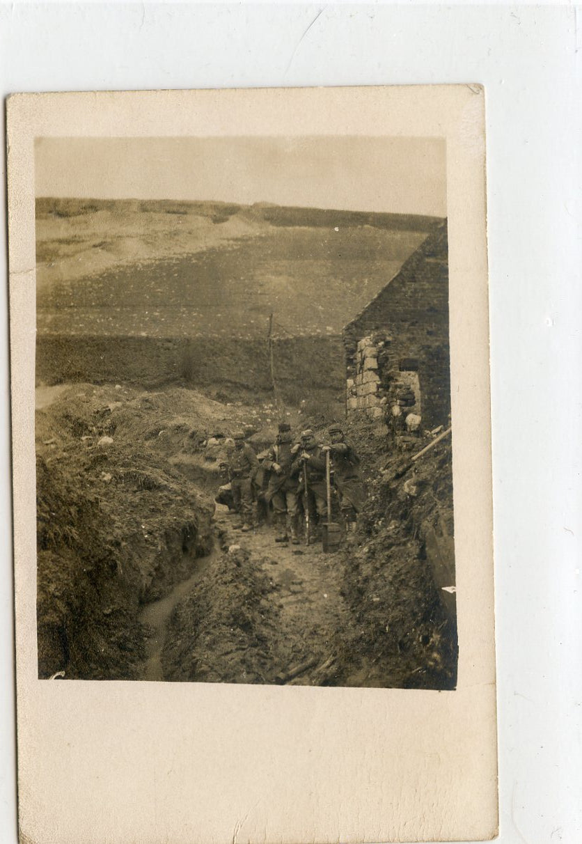 1914-1918 : carte photo poilus le long d'un abri