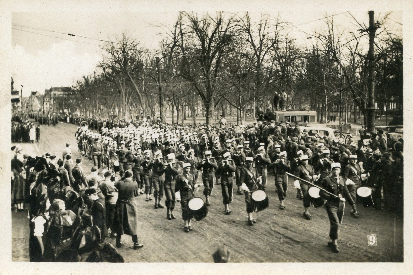 1939-1945 : petite photo libération défilé de la musique de la Légion Etrangère  9 x 6 cm