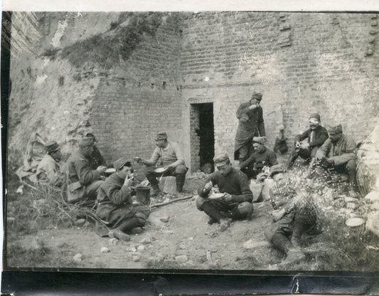 1914-1918 : petite photo de poilus à la soupe  8,5 x 6 cm