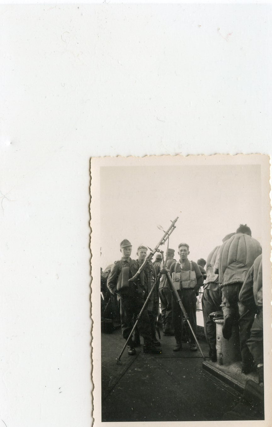 1939-45 : petite photo MG 34 et mitrailleurs allemands sur un bateau, 8,5 x 6 cm