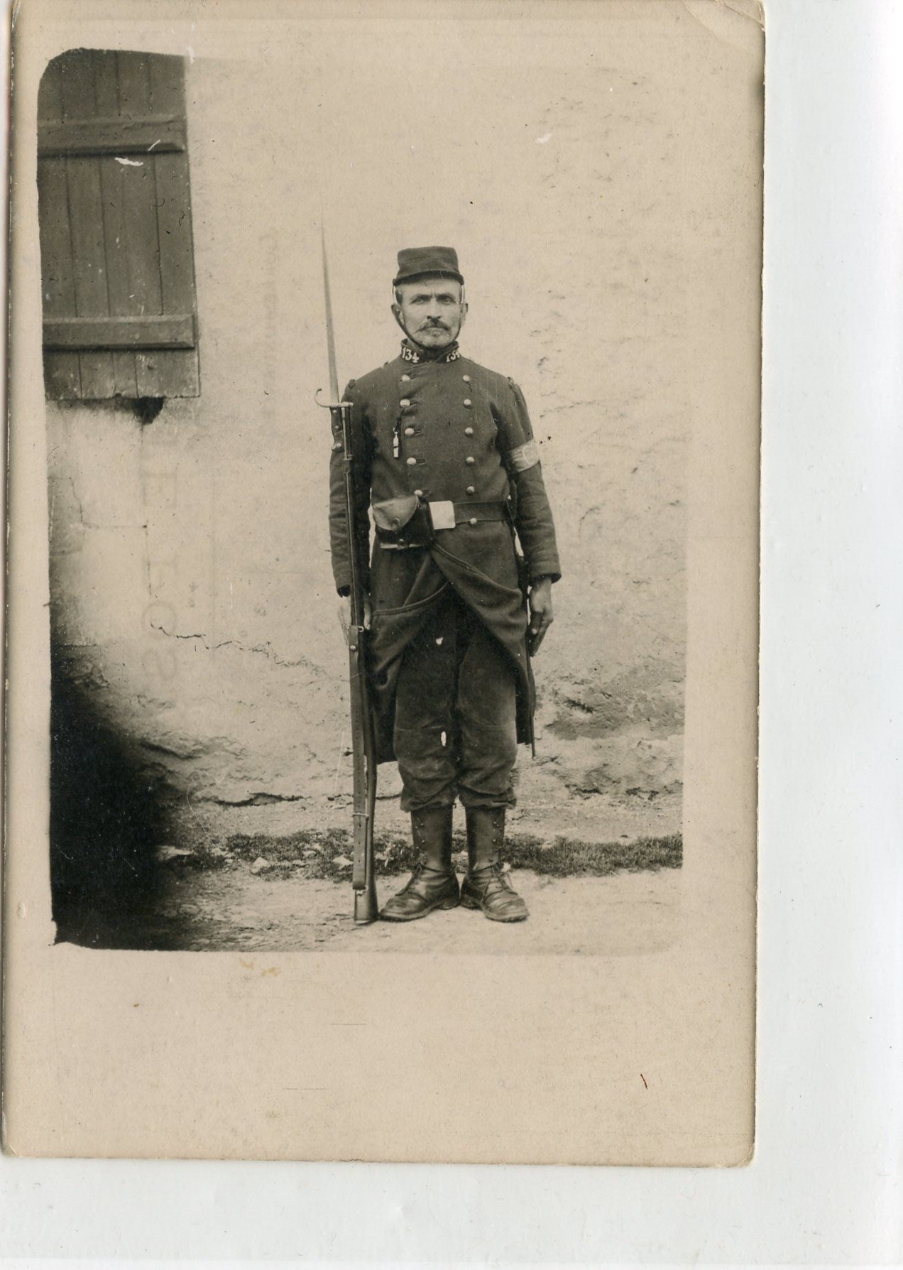 1914-1918 : carte photo poilu du 134ème Rgt d'infanterie territorial, équipé, fusil Gras