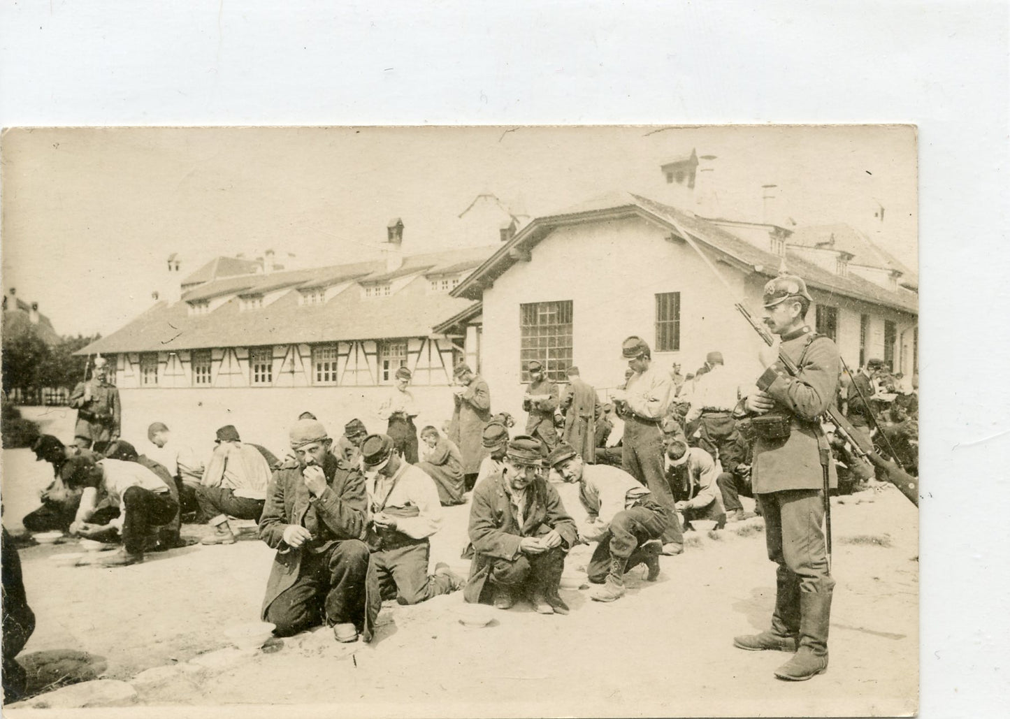 1914-1918 : carte photo prisonniers français, gardiens bavarois avec casque à pointe et Mauser