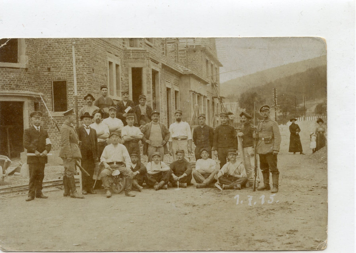 1914-1918 : carte photo prisonniers français, 1915, gardiens à fusils Gras