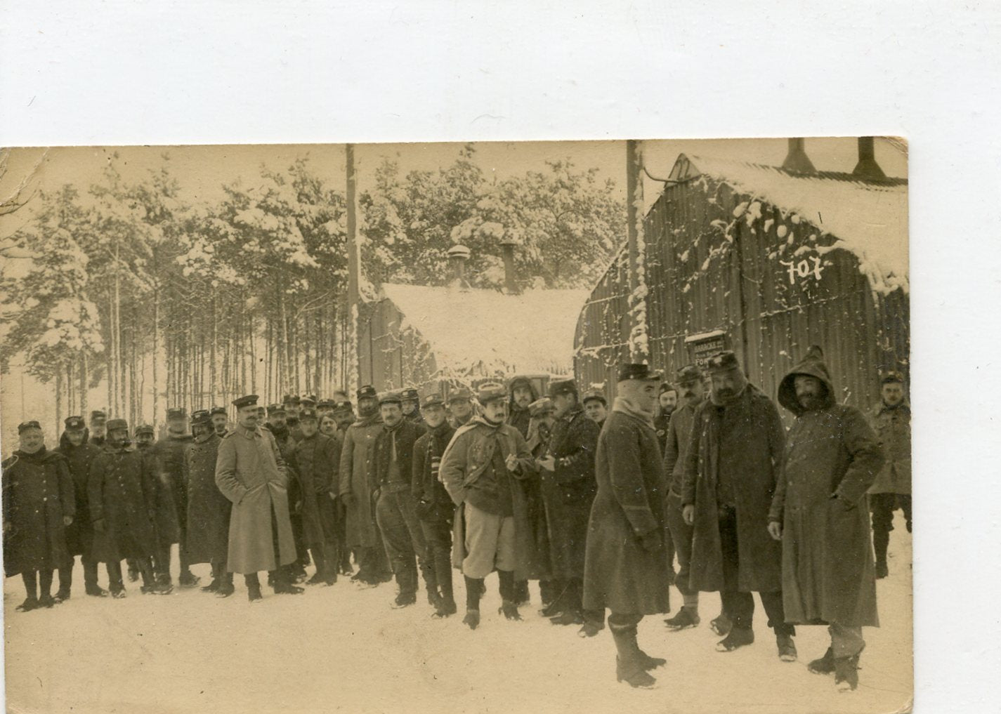 1914-1918 : carte photo prisonniers français, Konigsbruck, rassemblement devant les barraques neige