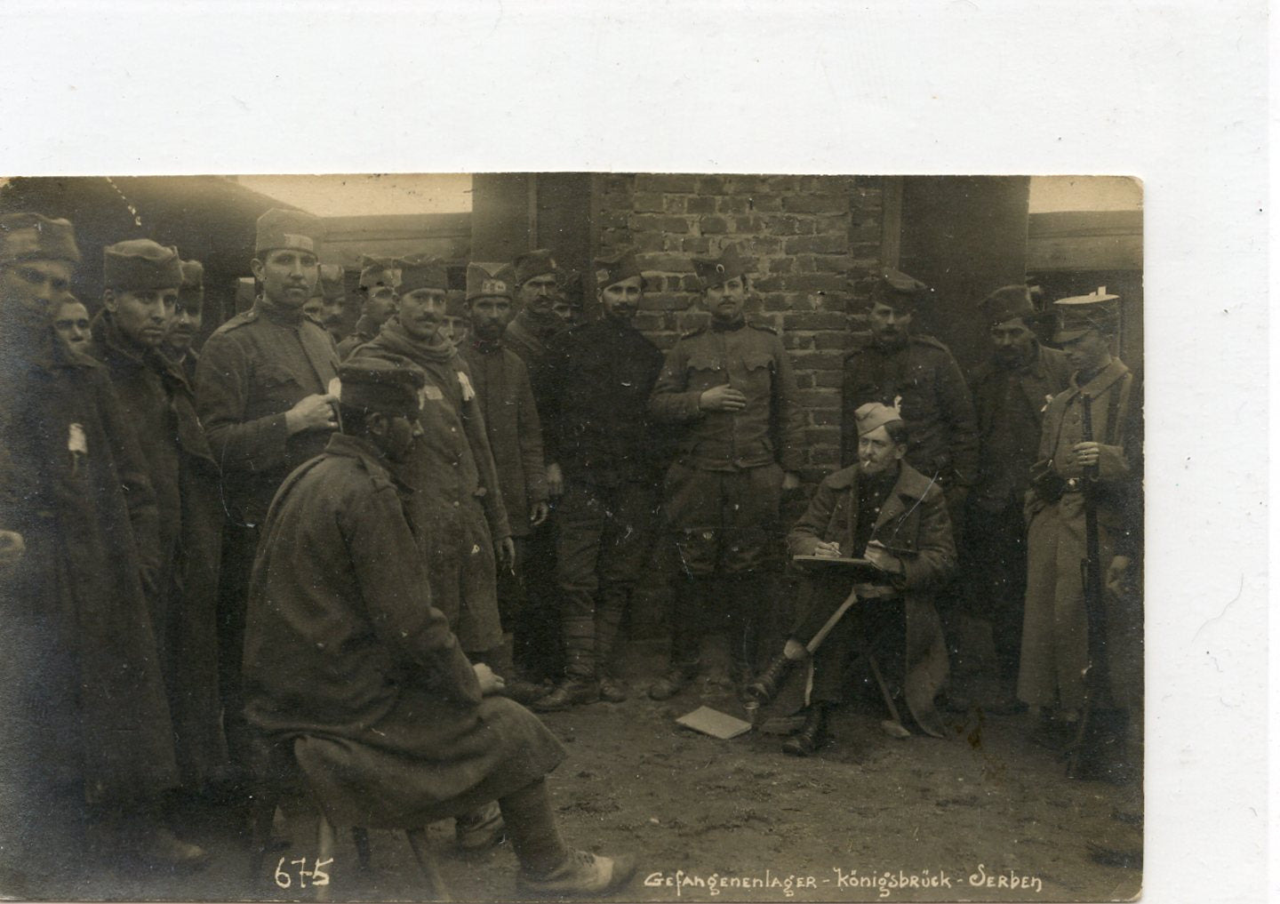 1914-1918 : carte photo prisonniers français, Konigsbruck, dessinateur et prisonniers serbes