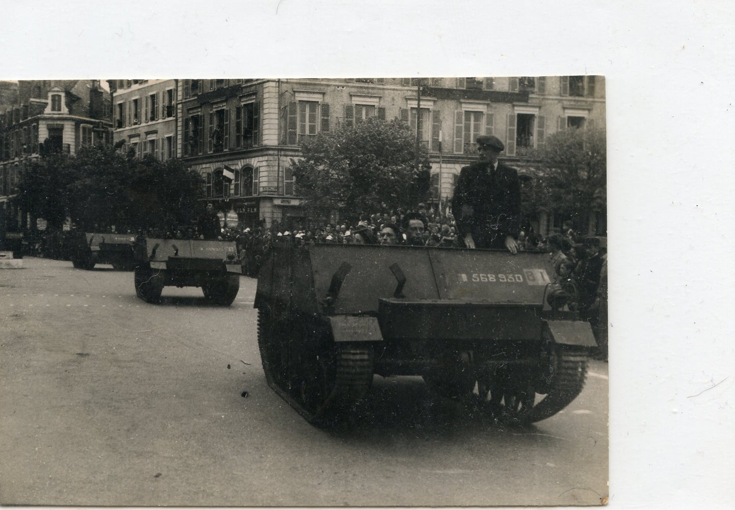 1945 : photo d'un défilé de fantassins du 18ème RI sur Bren carriers 13 x 9 cm