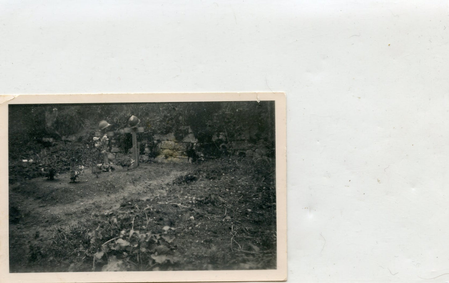 1940 : photo des tombes du Cne Letessier et du LTN Yviquel 211°RI tués le 19 juin à St Hippolyte 2