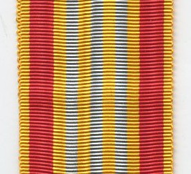 Viet Nam : Médaille des forces armées classe or, 37mm de large 12 cm de long