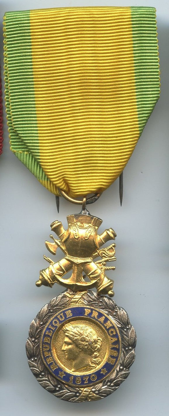 Médaille Militaire modèle III° république à anneaux en métal argenté