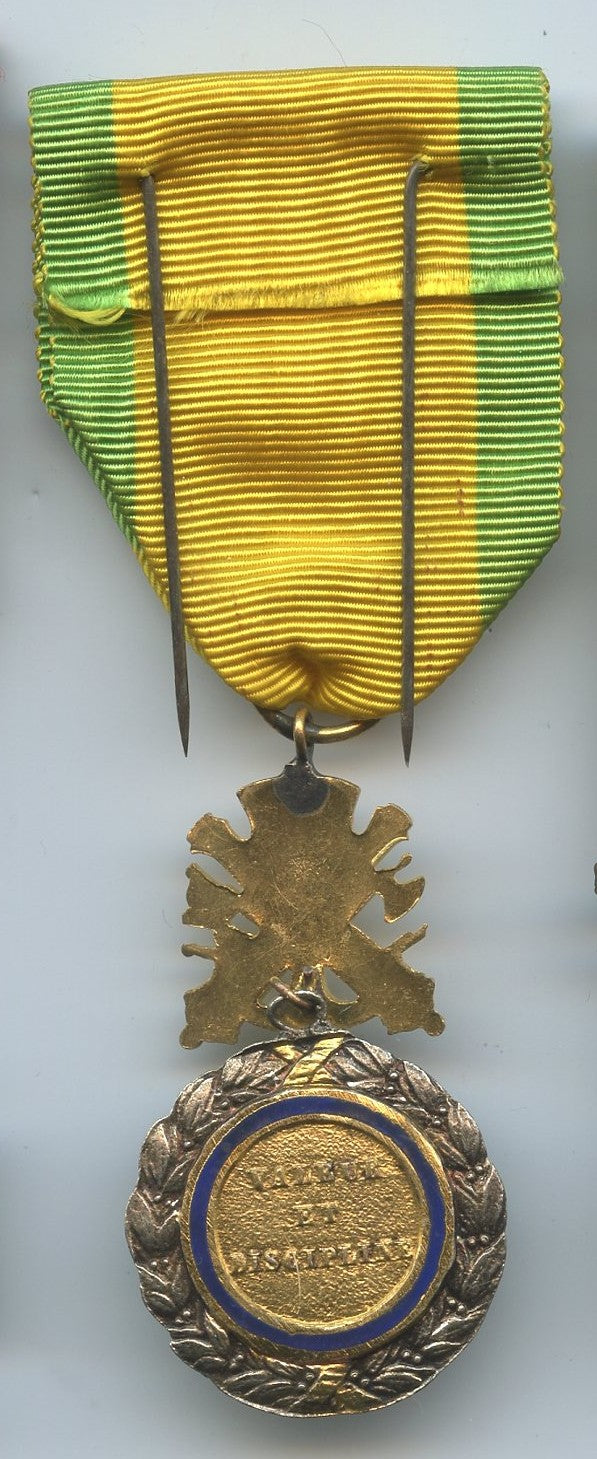 Médaille Militaire modèle III° république à anneaux en métal argenté